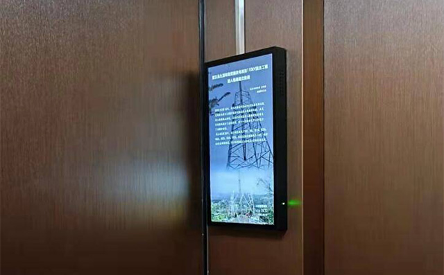 壁挂广告机需要将壁挂支架安装在墙上，再装广告机